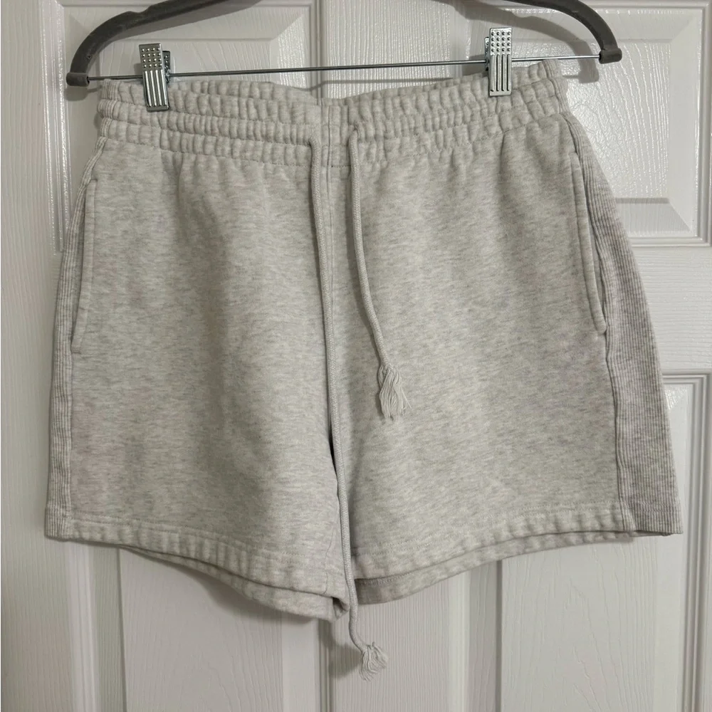 TNA CozyAF Fleece Perfect Hi-Rise Sweatshorts Heather Grey | Aritzia | Size M - Picture 1 of 5
